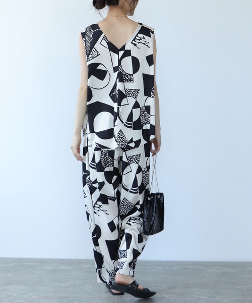 TITE IN THE STORE（ティテ　インザ　ストア）の「【CHIGNON/シニヨン】前後2WAYアート柄ブラウス（シャツ/ブラウス・レディース・カーキ/ブラック・38）」の5枚目の写真