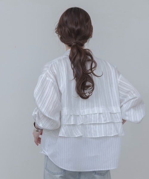 Eimee Law（エイミーロウ）の「ティアードフリルストライプシャツ（シャツ/ブラウス・レディース・オフホワイト/ライトブルー/アイボリー/ブルー・FREE）」の13枚目の写真