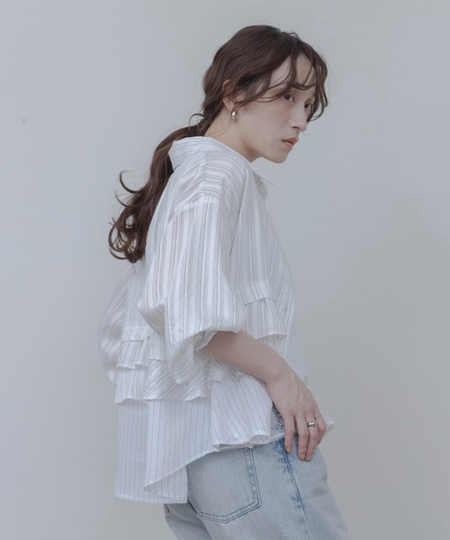 Eimee Law（エイミーロウ）の「ティアードフリルストライプシャツ（シャツ/ブラウス・レディース・オフホワイト/ライトブルー/アイボリー/ブルー・FREE）」の14枚目の写真