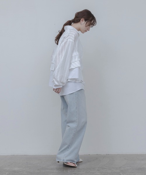 Eimee Law（エイミーロウ）の「ティアードフリルストライプシャツ（シャツ/ブラウス・レディース・オフホワイト/ライトブルー/アイボリー/ブルー・FREE）」の9枚目の写真