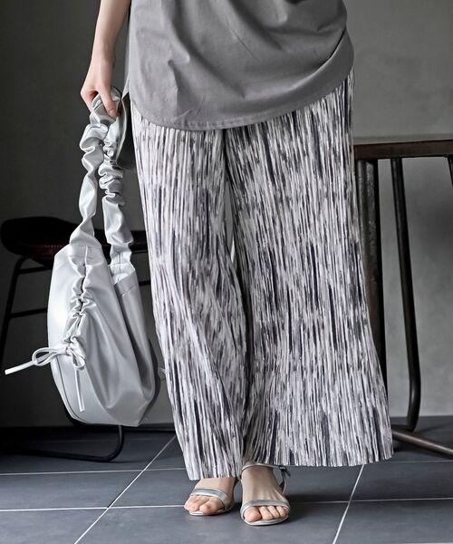 rps(アールピーエス)の「ポケット付きプリントプリーツパンツ(その他パンツ・レディース・アイボリー/ブラック/グリーン/ベージュ系その他/ネイビー/ブルー系その他2/ブラック系その他2・フリー)」の6枚目の写真