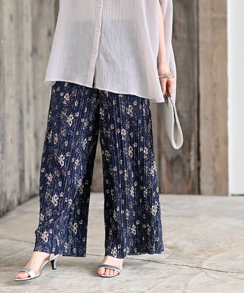 rps(アールピーエス)の「ポケット付きプリントプリーツパンツ(その他パンツ・レディース・アイボリー/ブラック/グリーン/ベージュ系その他/ネイビー/ブルー系その他2/ブラック系その他2・フリー)」の2枚目の写真