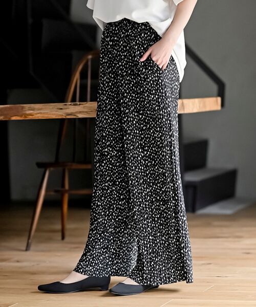 rps(アールピーエス)の「ポケット付きプリントプリーツパンツ(その他パンツ・レディース・アイボリー/ブラック/グリーン/ベージュ系その他/ネイビー/ブルー系その他2/ブラック系その他2・フリー)」の5枚目の写真