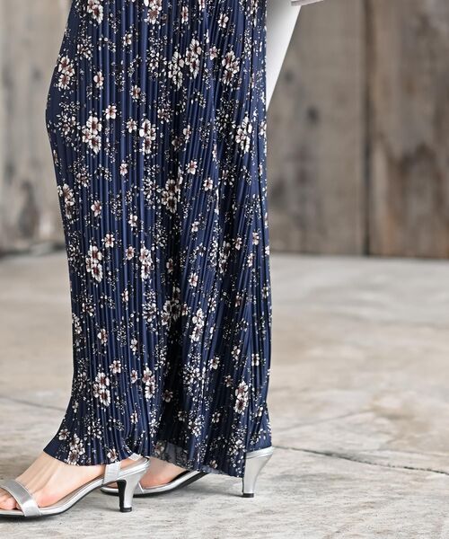 rps(アールピーエス)の「ポケット付きプリントプリーツパンツ(その他パンツ・レディース・アイボリー/ブラック/グリーン/ベージュ系その他/ネイビー/ブルー系その他2/ブラック系その他2・フリー)」の22枚目の写真