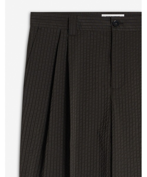 Maison Kitsune（メゾンキツネ）の「RELAXED PLEATED PANTS