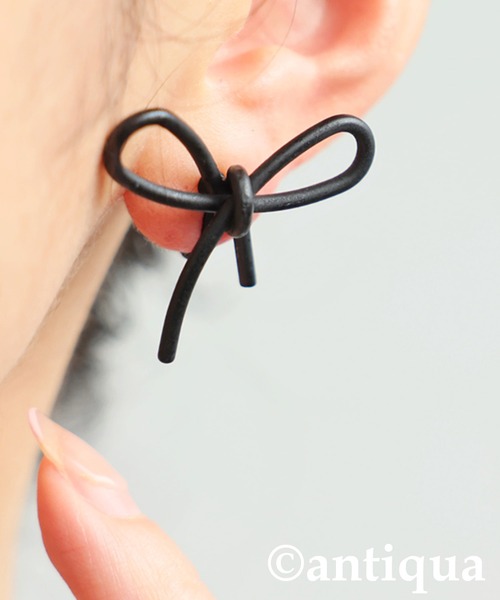 antiqua（アンティカ）の「マットリボンイヤリング（イヤリング・レディース・ゴールド/ブラック/シルバー・フリー）」の2枚目の写真