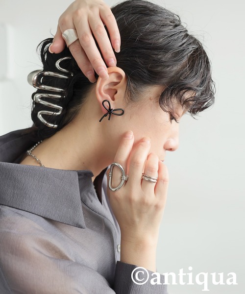 antiqua（アンティカ）の「マットリボンイヤリング（イヤリング・レディース・ゴールド/ブラック/シルバー・フリー）」の4枚目の写真