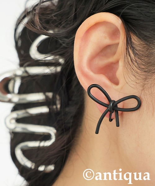 antiqua（アンティカ）の「マットリボンイヤリング（イヤリング・レディース・ゴールド/ブラック/シルバー・フリー）」の7枚目の写真