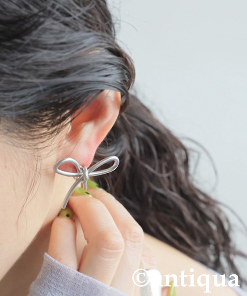 antiqua（アンティカ）の「マットリボンイヤリング（イヤリング・レディース・ゴールド/ブラック/シルバー・フリー）」の10枚目の写真