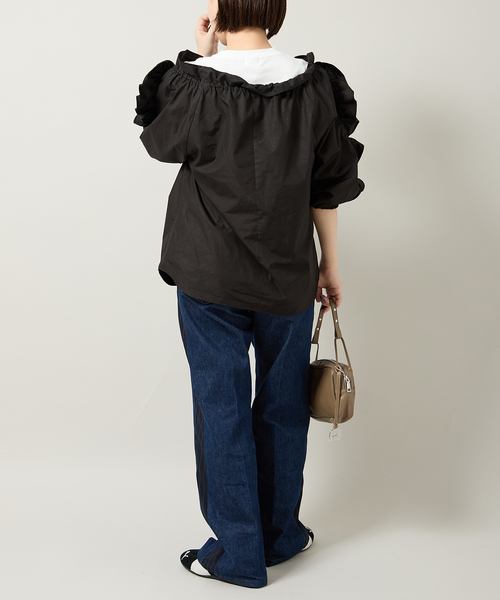 Bonum（ボナム）の「オフショルダーフリルブラウス（シャツ/ブラウス・レディース・ブラック/ホワイト・FREE）」の7枚目の写真