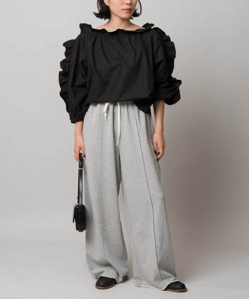 Bonum（ボナム）の「オフショルダーフリルブラウス（シャツ/ブラウス・レディース・ブラック/ホワイト・FREE）」の3枚目の写真