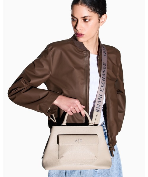 ARMANI EXCHANGE(アルマーニエクスチェンジ)の「【A|X アルマーニ エクスチェンジ】<ZOZO限定>AXロゴ フラップハンドバッグ(ハンドバッグ・レディース・ブラック/キャメル/サンドベージュ・FREE)」の5枚目の写真