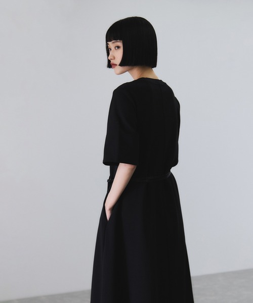 ADAM ET ROPE'（アダムエロペ）の「【サステナブル】ベルトコンビアシメワンピース（ワンピース・レディース・ブラック/ブラウン・FREE）」の16枚目の写真