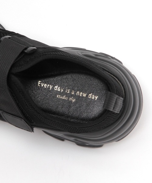 studio CLIP（スタディオクリップ）の「軽ふわスニーカーサンダル（サンダル・レディース・ブラック/オリーブ・MEDIUM/LARGE）」の3枚目の写真