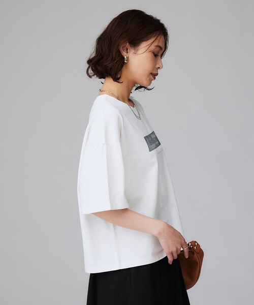 UNTITLED（アンタイトル）の「【コットン100/ゆったり/ショート丈/洗える】ベロアロゴTシャツ（Tシャツ/カットソー・レディース・ホワイト系8/ベージュ系/ホワイト系3・48/44/04/02/00）」の9枚目の写真