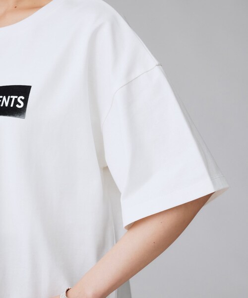 UNTITLED（アンタイトル）の「【コットン100/ゆったり/ショート丈/洗える】ベロアロゴTシャツ（Tシャツ/カットソー・レディース・ホワイト系8/ベージュ系/ホワイト系3・48/44/04/02/00）」の21枚目の写真