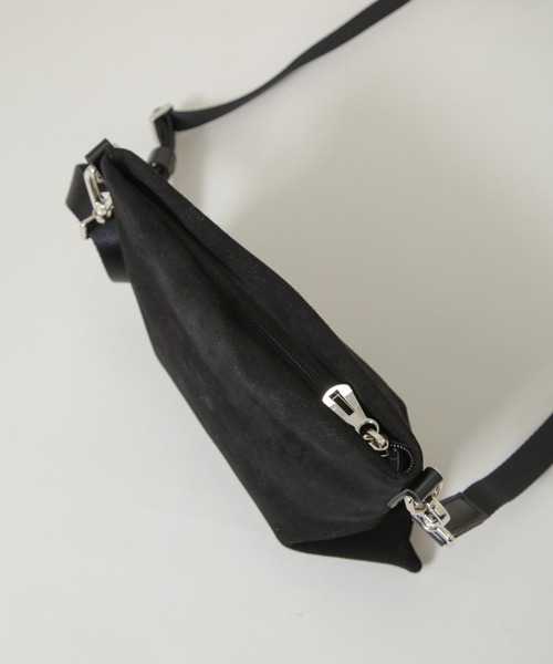 ITTI（イッチ）の「ITTI/別注 MARY SACOCHE / suede（ショルダーバッグ・メンズ・ブラウン/ブラック・FREE）」の6枚目の写真