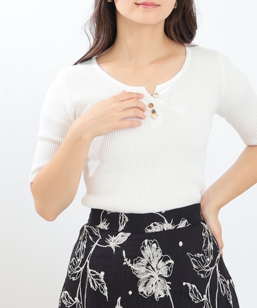 TRUDEA(トルディア)の「ヘンリーネックリブ半袖ニット(ニット/セーター・レディース・ネイビー/ホワイト/チャコールグレー/レッド・MEDIUM/LARGE)」の2枚目の写真