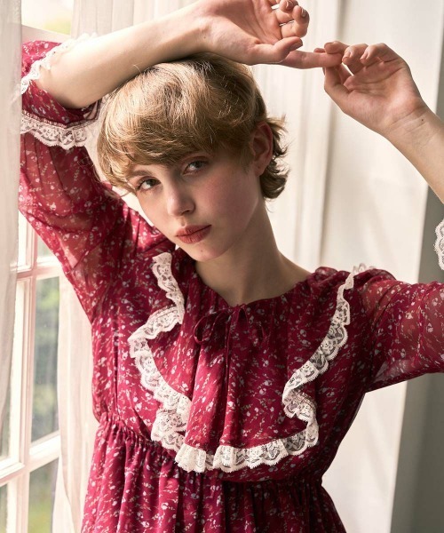 F i.n.t（フィント）の「レース使い小花柄ラッフルワンピース（ワンピース・レディース・ボルドー/マスタード・FREE）」の2枚目の写真