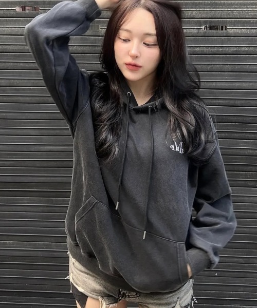 MUCENT(ムセント)の「【日本未発売/WEB限定】MUCENT(ムセント)/ロゴ刺繍 ベーシック フーディ パーカー/SIGNATURE BASIC LOGO HOOD T(パーカー・レディース・モカ/バーガンディー/ブラック/グレー/チャコールグレー/ブラック系その他・FREE)」の2枚目の写真
