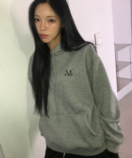 MUCENT(ムセント)の「【日本未発売/WEB限定】MUCENT(ムセント)/ロゴ刺繍 ベーシック フーディ パーカー/SIGNATURE BASIC LOGO HOOD T(パーカー・レディース・モカ/バーガンディー/ブラック/グレー/チャコールグレー/ブラック系その他・FREE)」の4枚目の写真