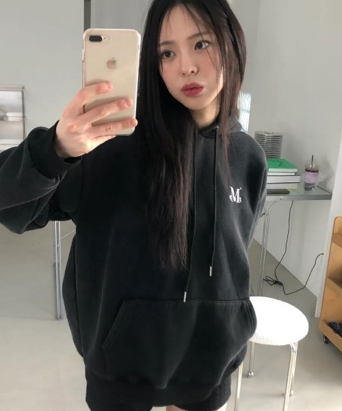 MUCENT(ムセント)の「【日本未発売/WEB限定】MUCENT(ムセント)/ロゴ刺繍 ベーシック フーディ パーカー/SIGNATURE BASIC LOGO HOOD T(パーカー・レディース・モカ/バーガンディー/ブラック/グレー/チャコールグレー/ブラック系その他・FREE)」の1枚目の写真