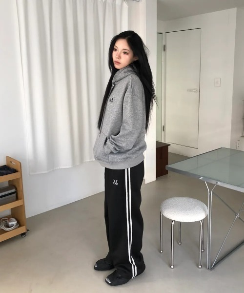 MUCENT(ムセント)の「【日本未発売/WEB限定】MUCENT(ムセント)/ロゴ刺繍 ベーシック フーディ パーカー/SIGNATURE BASIC LOGO HOOD T(パーカー・レディース・モカ/バーガンディー/ブラック/グレー/チャコールグレー/ブラック系その他・FREE)」の17枚目の写真