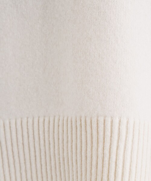 INDIVI(インディヴィ)の「【冬ニット人気NO.1!/カシミヤ混】ミドルゲージハイネックニット(ニット/セーター・レディース・オフホワイト/サックスブルー/ブラック系2/ネイビー/グレー系その他4/レッド系1/ブラウン系その他5・13/05/38/34/15 /19)」の12枚目の写真