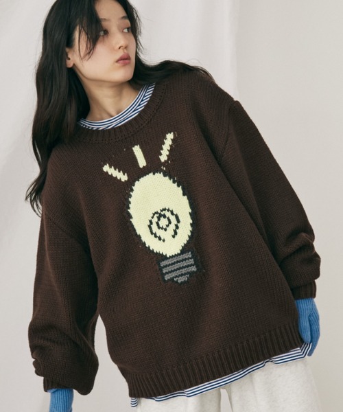 MERLOT（メルロー）の「ローゲージオーバーサイズモチーフニット（ニット/セーター・レディース・ブラウン/ベージュ/ネイビー・FREE）」の2枚目の写真