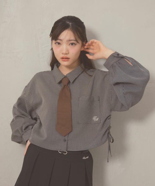 repipi armario（レピピ アルマリオ）の「ネクタイ付きシャーリングシャツ（シャツ/ブラウス・キッズ・サックスブルー/グレー系その他/オフホワイト・LARGE/MEDIUM）」の2枚目の写真