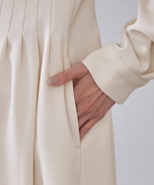 OPAQUE.CLIP（オペークドットクリップ）の「ウエストタックフィット＆フレアワンピース【洗濯機OK】（ワンピース・レディース・オフホワイト/ネイビー・38/40/42）」の17枚目の写真