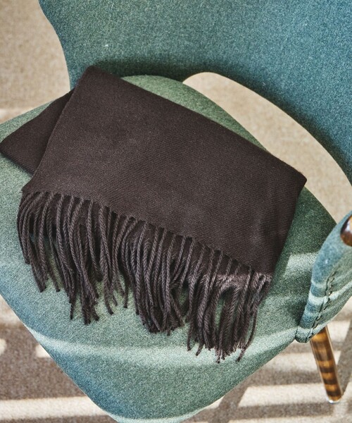 green label relaxing(グリーンレーベルリラクシング)の「GLR ソリッド 60 ラージ マフラー(マフラー・メンズ・ベージュ/ダークグレー/ブラック/ダークブラウン/ネイビー・FREE)」の3枚目の写真