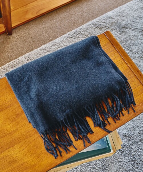 green label relaxing(グリーンレーベルリラクシング)の「GLR ソリッド 60 ラージ マフラー(マフラー・メンズ・ベージュ/ダークグレー/ブラック/ダークブラウン/ネイビー・FREE)」の5枚目の写真