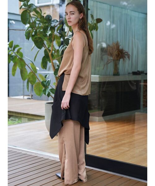 ELENDEEK（エレンディーク）の「サテンフレアキャミソール（キャミソール・レディース・オフホワイト/ブラック/キャメル・FREE）」の5枚目の写真