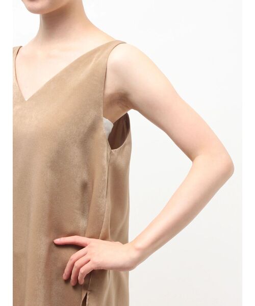 ELENDEEK（エレンディーク）の「サテンフレアキャミソール（キャミソール・レディース・オフホワイト/ブラック/キャメル・FREE）」の11枚目の写真