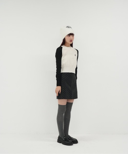 Uenui（ウニュイ）の「【 cunii 】ハーフジップ クロップド ニット トップス 長袖 配色 ラグラン スポーティ 韓国系 体型カバー 春秋 冬 10代 20代（ニット/セーター・レディース・グレー/ブラック・FREE）」の13枚目の写真
