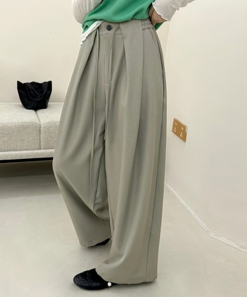 DAY CLOSET(デイ クローゼット)の「【ボタン×ゴム×調整紐付き】ゆるっと華奢魅せ。ナチュラル タックワイドパンツ スラックス レディース(スラックス・レディース・グレイッシュベージュ/ブラック/ダークグレー・S/L/M)」の3枚目の写真