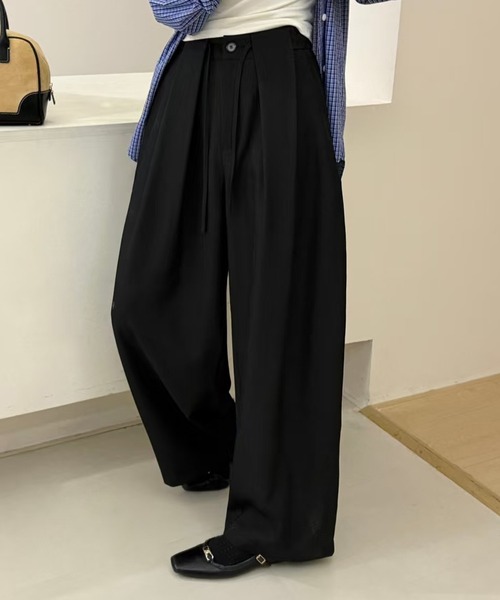 DAY CLOSET(デイ クローゼット)の「【ボタン×ゴム×調整紐付き】ゆるっと華奢魅せ。ナチュラル タックワイドパンツ スラックス レディース(スラックス・レディース・グレイッシュベージュ/ブラック/ダークグレー・S/L/M)」の1枚目の写真