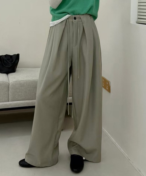 DAY CLOSET(デイ クローゼット)の「【ボタン×ゴム×調整紐付き】ゆるっと華奢魅せ。ナチュラル タックワイドパンツ スラックス レディース(スラックス・レディース・グレイッシュベージュ/ブラック/ダークグレー・S/L/M)」の4枚目の写真