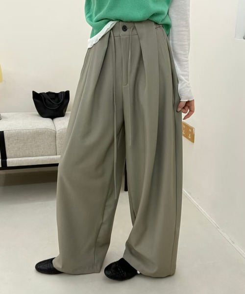 DAY CLOSET(デイ クローゼット)の「【ボタン×ゴム×調整紐付き】ゆるっと華奢魅せ。ナチュラル タックワイドパンツ スラックス レディース(スラックス・レディース・グレイッシュベージュ/ブラック/ダークグレー・S/L/M)」の5枚目の写真