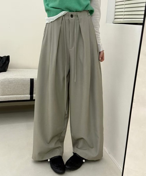 DAY CLOSET(デイ クローゼット)の「【ボタン×ゴム×調整紐付き】ゆるっと華奢魅せ。ナチュラル タックワイドパンツ スラックス レディース(スラックス・レディース・グレイッシュベージュ/ブラック/ダークグレー・S/L/M)」の6枚目の写真