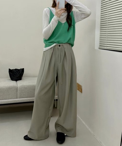 DAY CLOSET(デイ クローゼット)の「【ボタン×ゴム×調整紐付き】ゆるっと華奢魅せ。ナチュラル タックワイドパンツ スラックス レディース(スラックス・レディース・グレイッシュベージュ/ブラック/ダークグレー・S/L/M)」の7枚目の写真