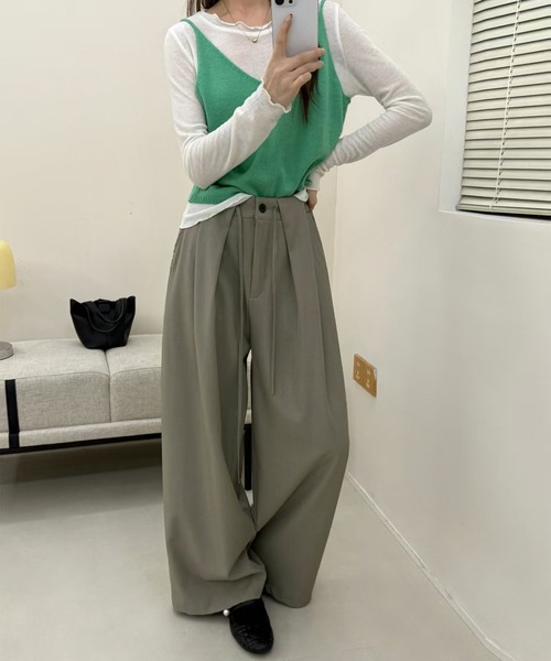 DAY CLOSET(デイ クローゼット)の「【ボタン×ゴム×調整紐付き】ゆるっと華奢魅せ。ナチュラル タックワイドパンツ スラックス レディース(スラックス・レディース・グレイッシュベージュ/ブラック/ダークグレー・S/L/M)」の8枚目の写真