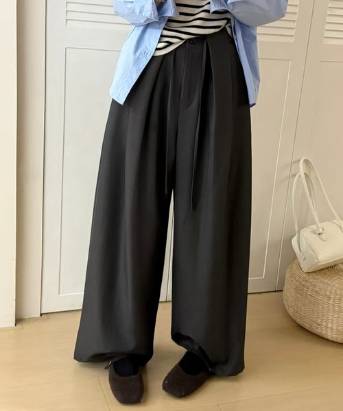 DAY CLOSET(デイ クローゼット)の「【ボタン×ゴム×調整紐付き】ゆるっと華奢魅せ。ナチュラル タックワイドパンツ スラックス レディース(スラックス・レディース・グレイッシュベージュ/ブラック/ダークグレー・S/L/M)」の21枚目の写真