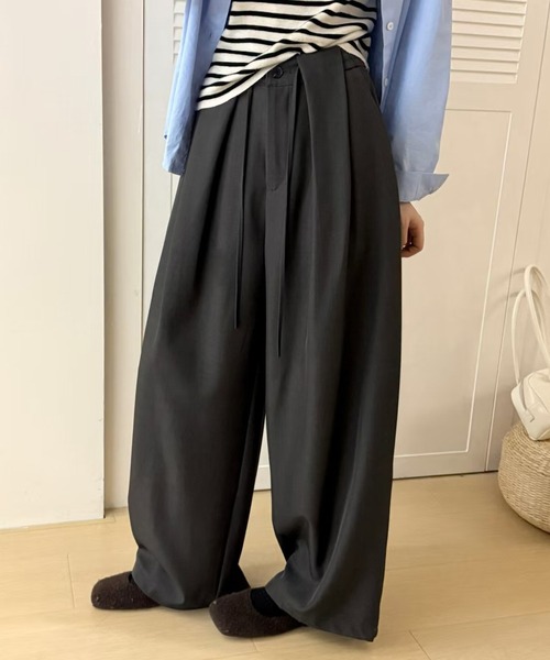 DAY CLOSET(デイ クローゼット)の「【ボタン×ゴム×調整紐付き】ゆるっと華奢魅せ。ナチュラル タックワイドパンツ スラックス レディース(スラックス・レディース・グレイッシュベージュ/ブラック/ダークグレー・S/L/M)」の22枚目の写真