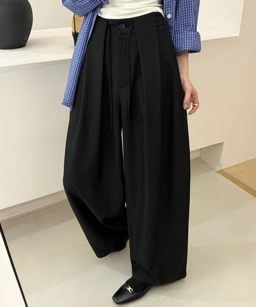 DAY CLOSET(デイ クローゼット)の「【ボタン×ゴム×調整紐付き】ゆるっと華奢魅せ。ナチュラル タックワイドパンツ スラックス レディース(スラックス・レディース・グレイッシュベージュ/ブラック/ダークグレー・S/L/M)」の16枚目の写真