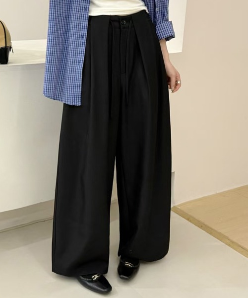 DAY CLOSET(デイ クローゼット)の「【ボタン×ゴム×調整紐付き】ゆるっと華奢魅せ。ナチュラル タックワイドパンツ スラックス レディース(スラックス・レディース・グレイッシュベージュ/ブラック/ダークグレー・S/L/M)」の15枚目の写真
