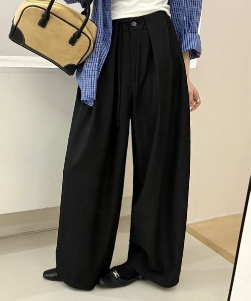 DAY CLOSET(デイ クローゼット)の「【ボタン×ゴム×調整紐付き】ゆるっと華奢魅せ。ナチュラル タックワイドパンツ スラックス レディース(スラックス・レディース・グレイッシュベージュ/ブラック/ダークグレー・S/L/M)」の17枚目の写真