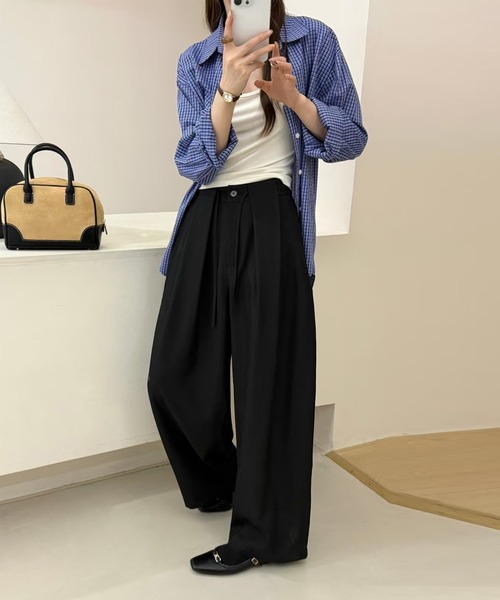 DAY CLOSET(デイ クローゼット)の「【ボタン×ゴム×調整紐付き】ゆるっと華奢魅せ。ナチュラル タックワイドパンツ スラックス レディース(スラックス・レディース・グレイッシュベージュ/ブラック/ダークグレー・S/L/M)」の18枚目の写真