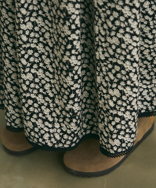 Crisp（クリスプ）の「フラワーギャザースカート（スカート・レディース・ベージュ/ブラック・FREE）」の4枚目の写真